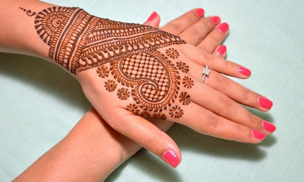 Paisley Finger Mehndi Design