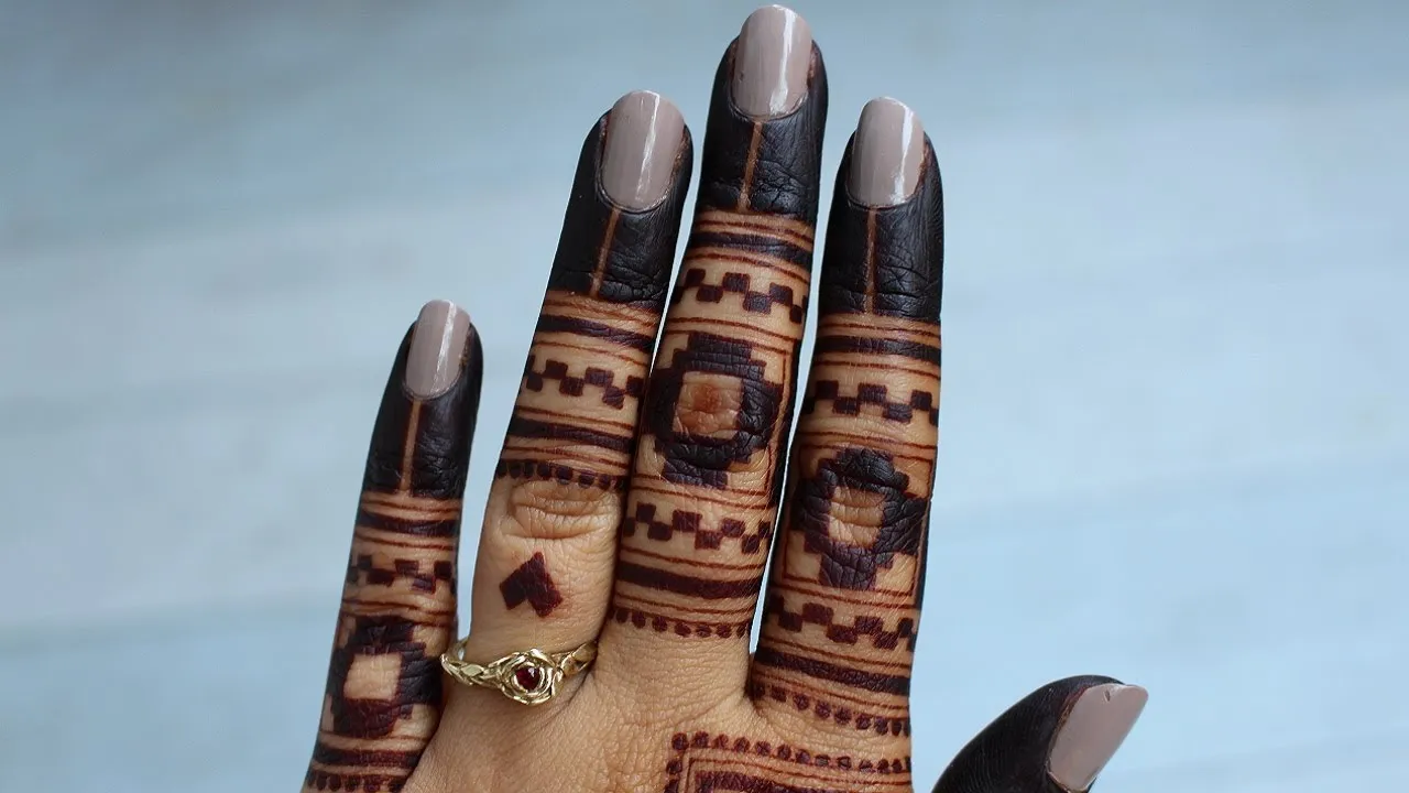 Geometric Finger Mehndi Design