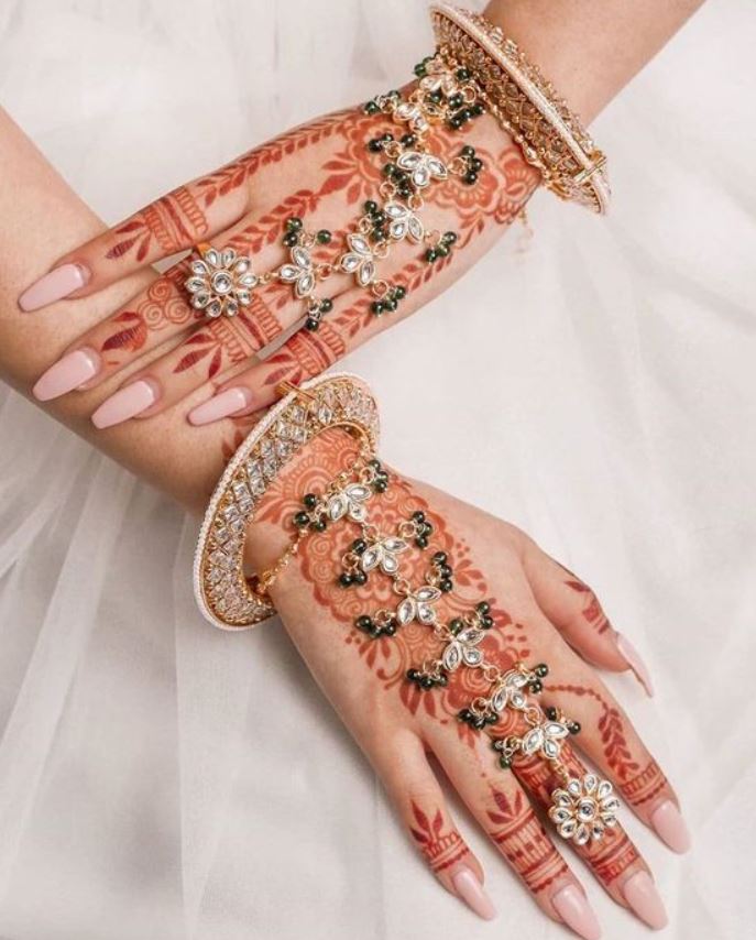 front hand simple mehndi design